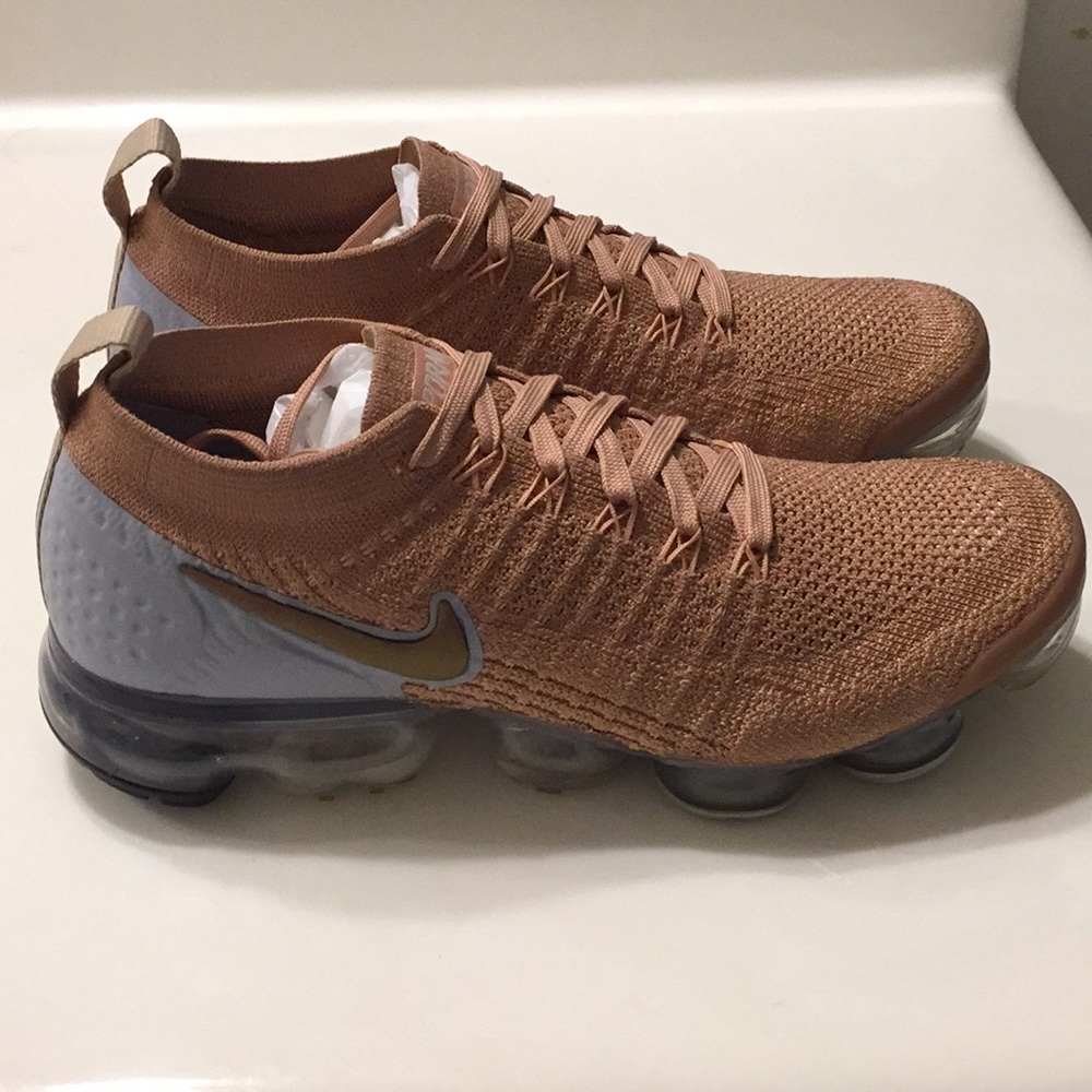 LIKE NEW! Women’s Nike Air Vapormax Flyknit 2!!